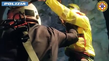 Tải video: Palermo, escursionista bloccato sulle rocce a Capo Gallo: il salvataggio in elicottero