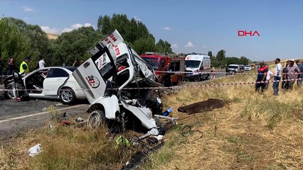 Yozgat'ta feci kaza: Hafif ticari araçla otomobilin çarpıştığı kazada 3 kişi öldü