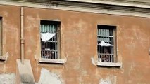 Bolzano, il video delle proteste in carcere: musica, fumogeni e mortaretti
