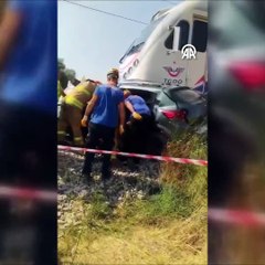 Feci kaza... İzmir'de trenin çarptığı araçtaki 3 kişi öldü