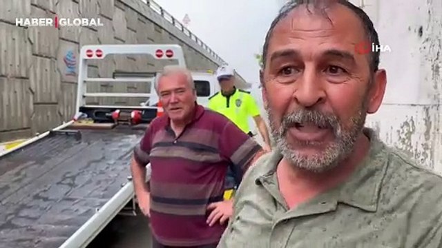 Bolu’da altgeçitler göle döndü: Suyun içinde dakikalarca plakasını aradı