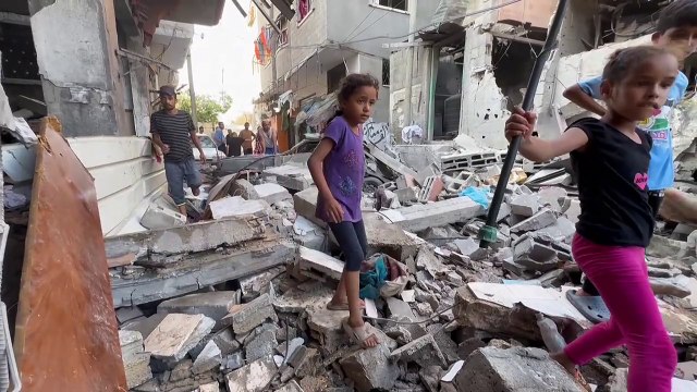 فلسطينيون يرفعون الأنقاض بعد غارة على النصيرات وسط غزة