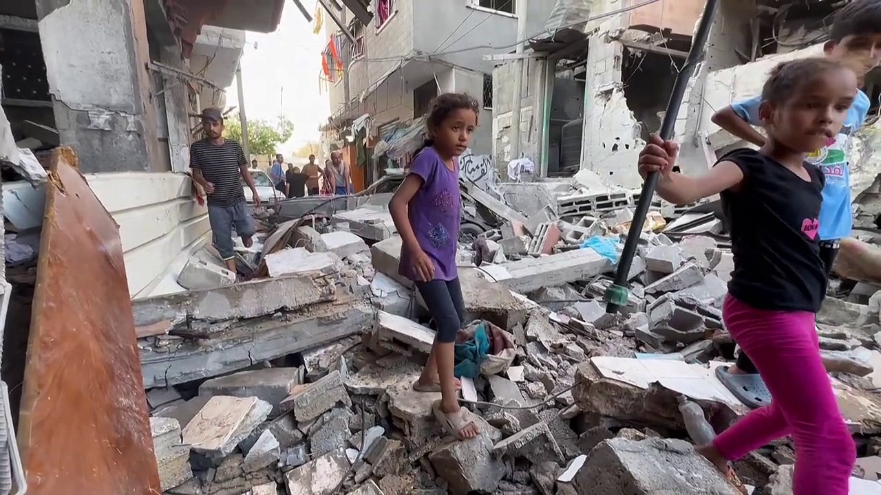 فلسطينيون يرفعون الأنقاض بعد غارة على النصيرات وسط غزة