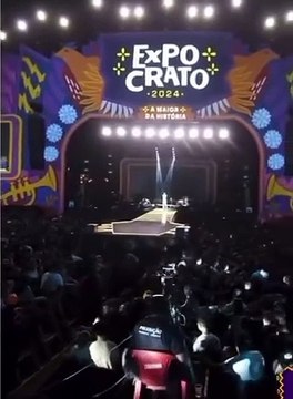 Após morte do filho, Zé Vaqueiro faz declaração à esposa em show no Ceará; confira