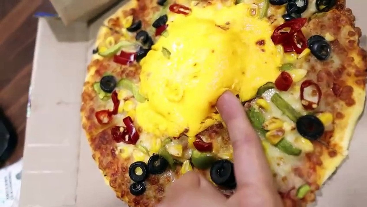 Rating All New Cheese Volcano Pizza By Dominos __ Kya ye sahi mai acha