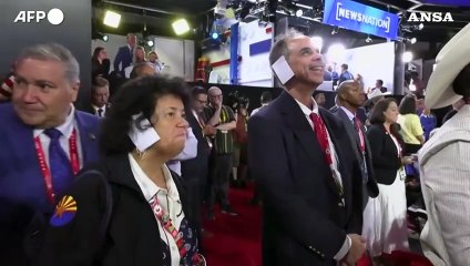 Trump, alla Convention repubblicana delegati con "benda" all'orecchio
