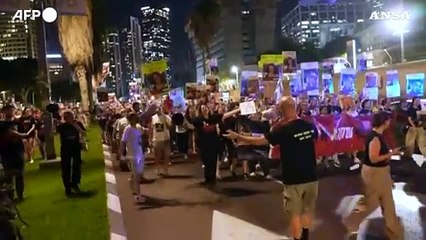 Скачать видео: Israele, non piu' solo al sabato: manifestazioni continue per gli ostaggi