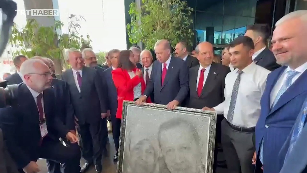 Cumhurbaşkanı Erdoğan'a annesi ile çekilen bir fotoğrafının filografi tablosu takdim edildi