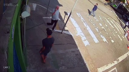 VÍDEO: Assaltante tem morte brutal segundos após furtar celular de idoso