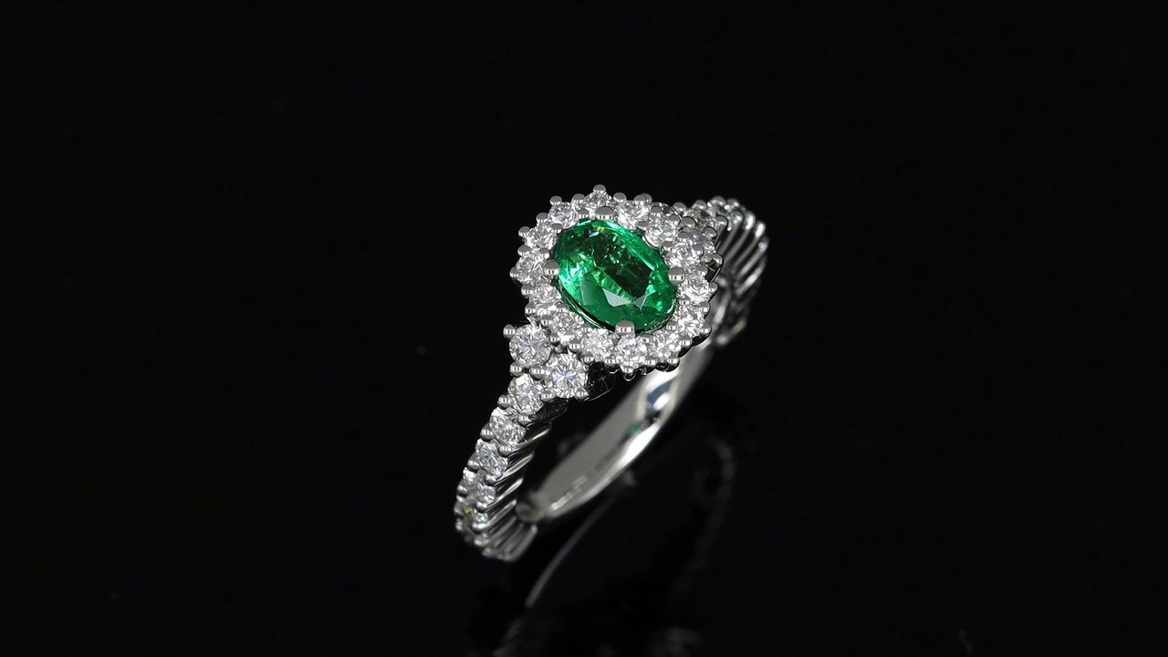 Anello modello Crown in oro bianco con smeraldo Zambia della collezione Prestige realizzato dalla Gioielleria Casavola di Noci