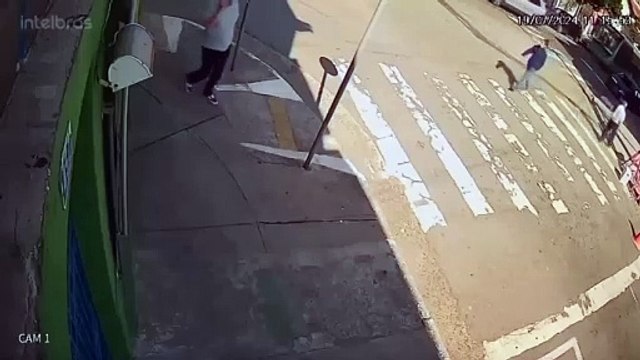 Adolescente é atropelado por ônibus após furtar celular de idoso