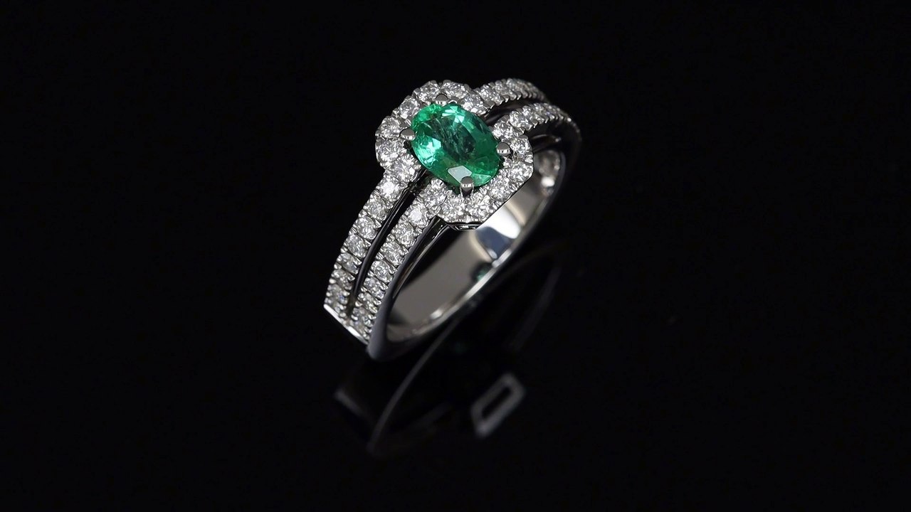 Anello squadrato in oro bianco con smeraldo Zambia certificato della collezione Prestige realizzato dalla Gioielleria Casavola di Noci