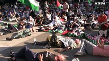 Medio Oriente, flash mob al 40mo corteo pro Palestina di Milano