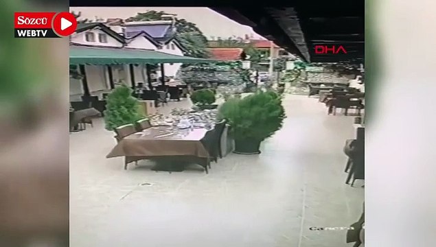 Soluk borusuna yemek kaçan müşteriyi Heimlich manevrası ile kurtardı