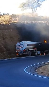 Carro cisterna arde en plena carretera Oruro – Cochabamba tras chocar con una peña