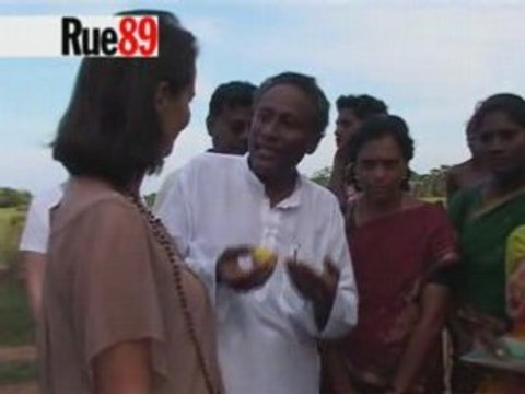 Ségolène Royal découvre les coutumes locales indiennes