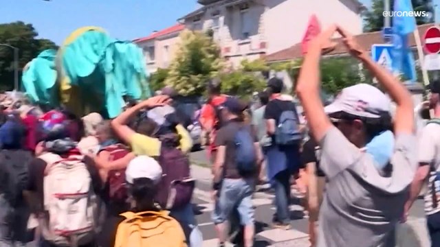 لاروشيل تشتعل رفضاً لمشروع الأحواض الضخمة .. واشتباكات عنيفة بين الشرطة والمتظاهرين