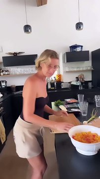 Sa fille Chloé Jouannet a dévoilé des vidéos sur lesquelles on voit l'actrice tenter de prononcer, en vain, le nom de Philippe Etchebest correctement Alexandra Lamy écorche le nom de Philippe Etchebest