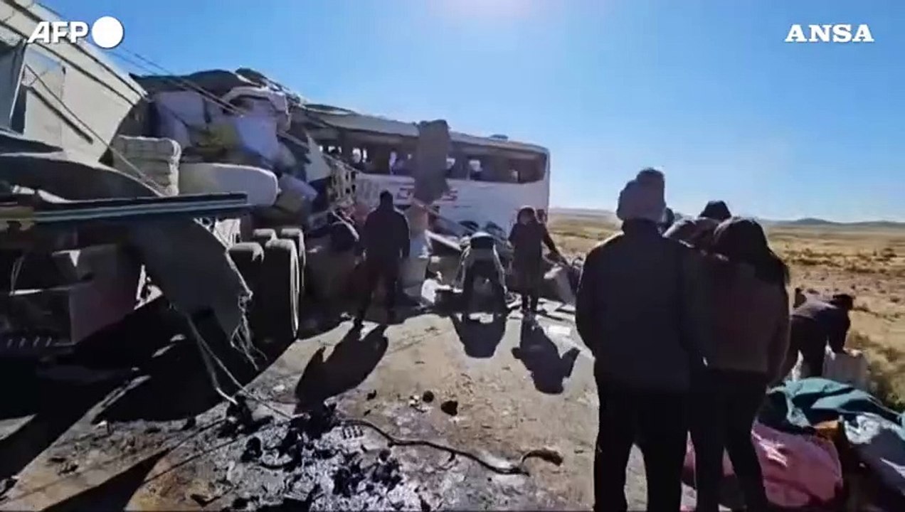 Scontro frontale tra un camion e un autobus, 16 morti in Bolivia