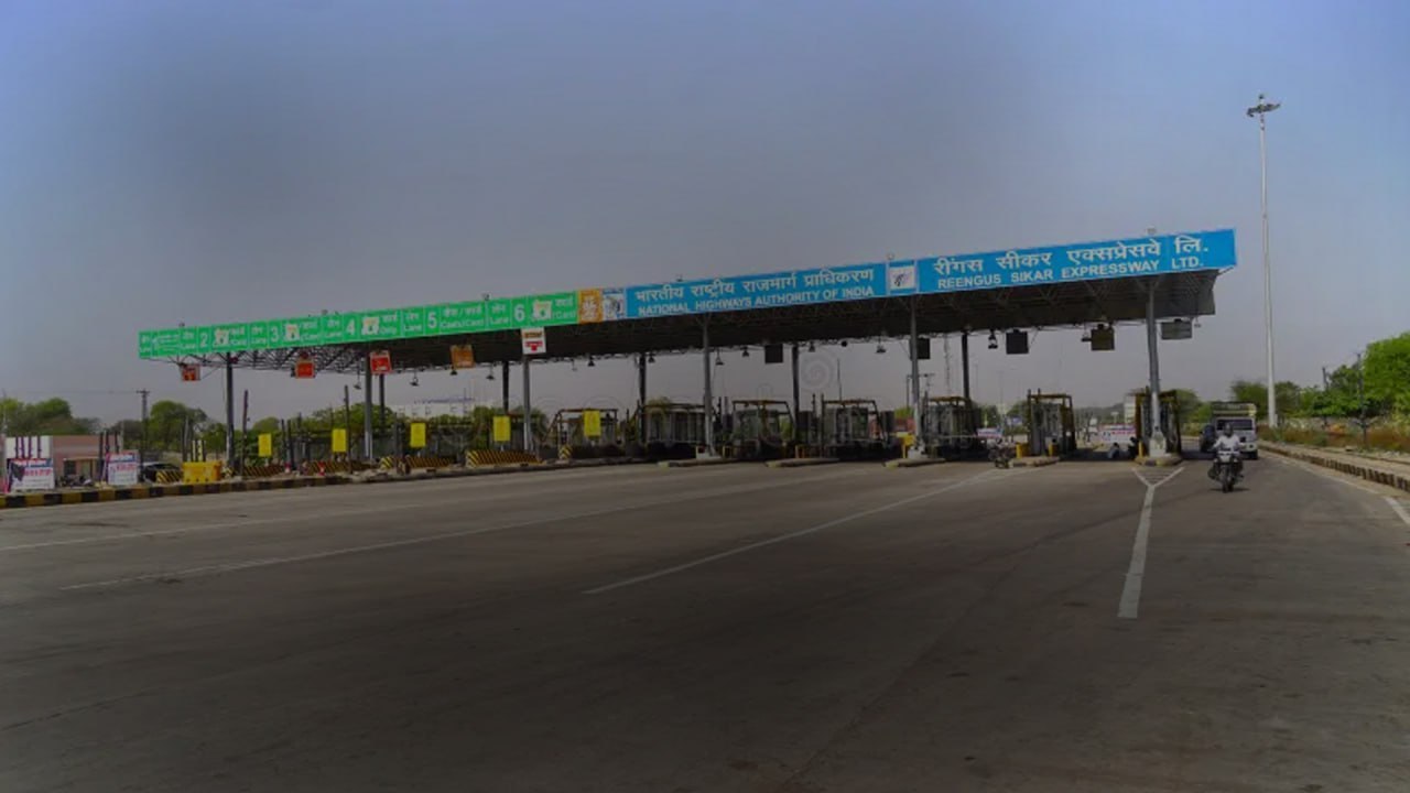 Toll plaza వద్ద NHAI ప్రత్యేక నిఘా.. FASTag Status లేకుంటే  Double fee.l Oneindia Telugu
