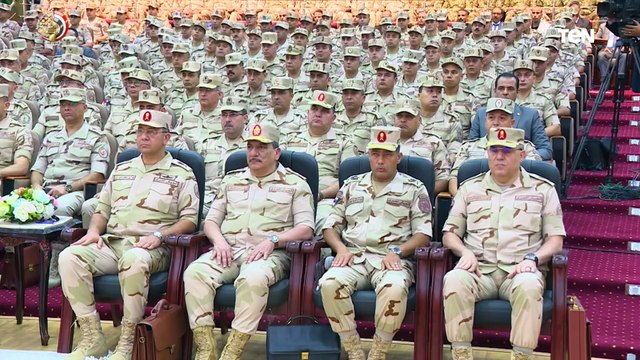 وزير الدفاع يلتقي بعدد من رجال القوات المسلحة بالمنطقة الشمالية العسكرية وقيادة القوات البحرية