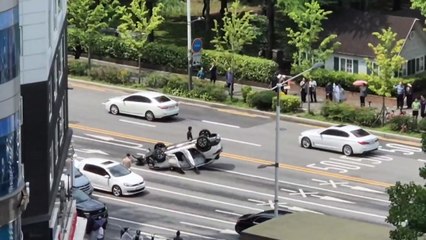 잠실 종합운동장 인근 자동차 전복 사고...2명 다쳐 / YTN