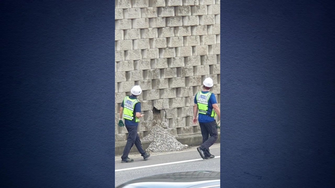 김포 지하차도 옹벽 토사 유출...한때 도로 일부 통제 / YTN
