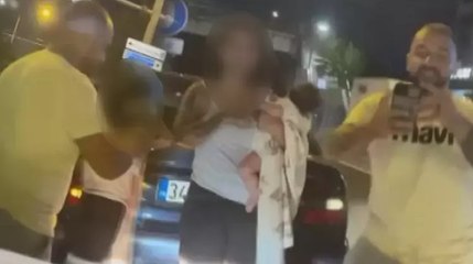 Küçükçekmece’de kucağındaki bebekle kaza yaptıkları aracın camını yumrukladı