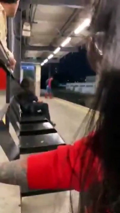 VÍDEO: ‘Homem-Aranha’ arremessa agressor nos trilhos durante briga