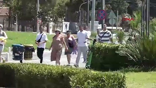 Antalya'da sıcak hava tatilcileri Konyaaltı Sahili'ne yönlendirdi