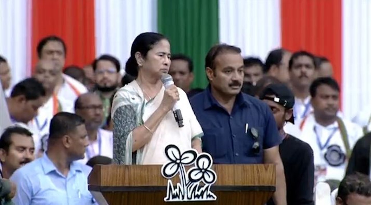 গাড়িতে নয়, হেঁটে ঘুরুন! পরাজিত কেন্দ্রের মানুষের কাছে ক্ষমা চান, নেতাদের কড়া বার্তা মমতার