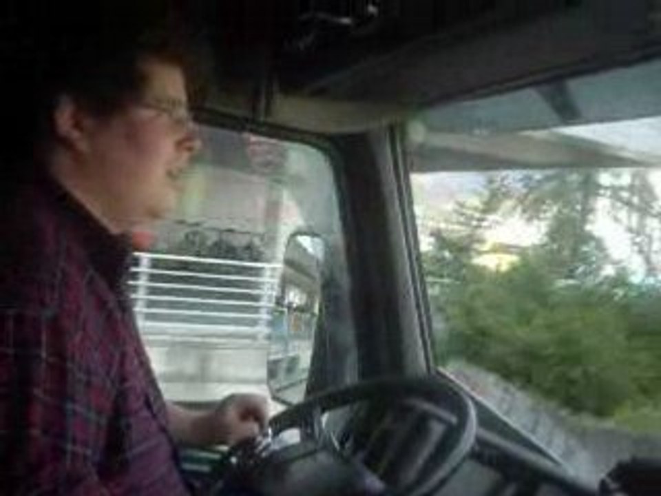 Anthony conduit un Volvo