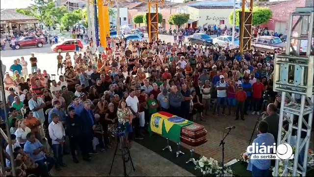Autoridades e centenas de populares acompanham sepultamento de Deon Diniz, ex-prefeito de Conceição