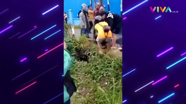 Truk Aspal Terbalik, Driver Ojol Tertimbun Aspal Panas