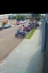 Caballo “roba moto” y la estrella contra un automóvil, así ocurrió el insólito momento