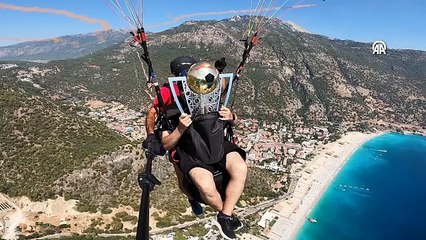 Galatasaray'ın şampiyonluk kupası yamaç paraşütüyle uçuruldu