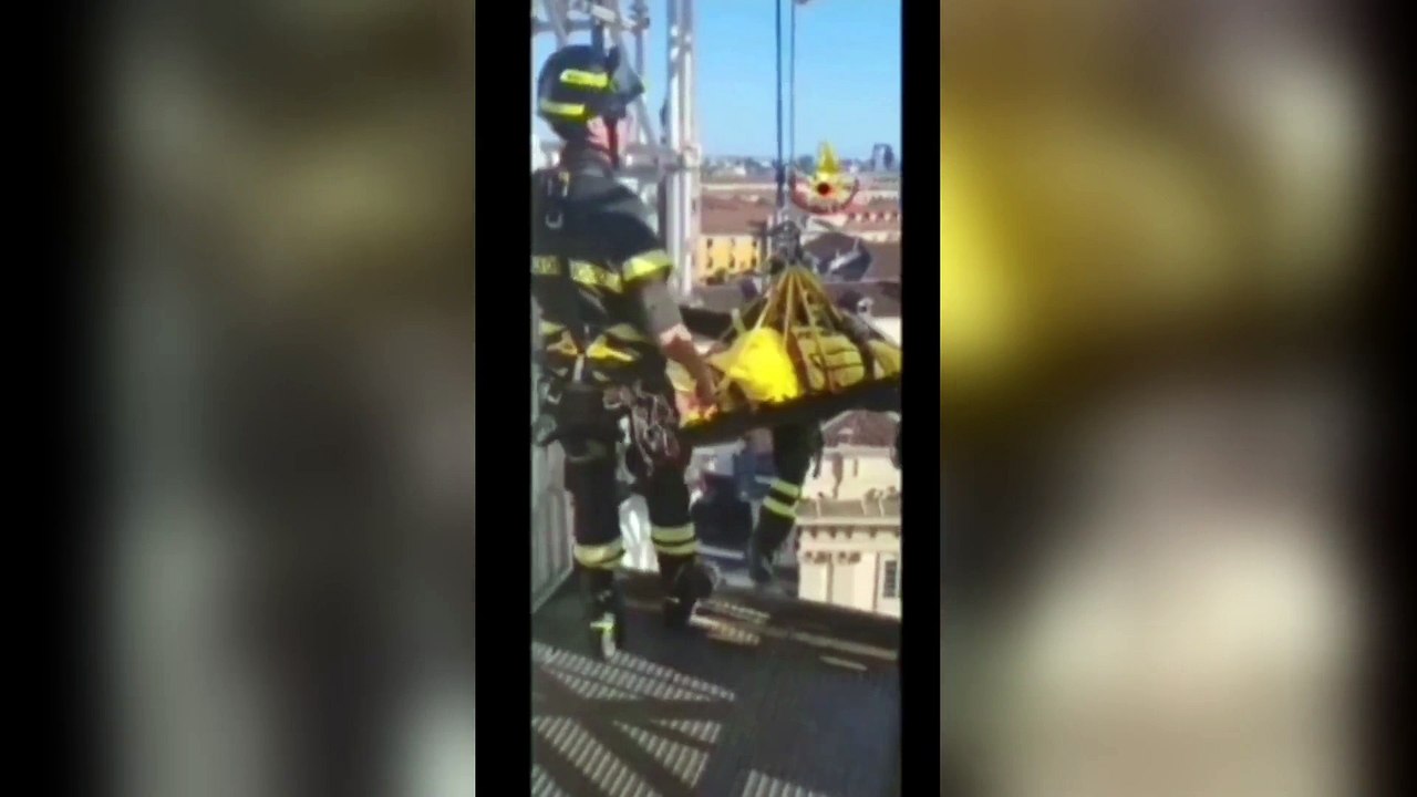 Sviene a 70 metri di altezza: turista calata giù dal Duomo di Milano