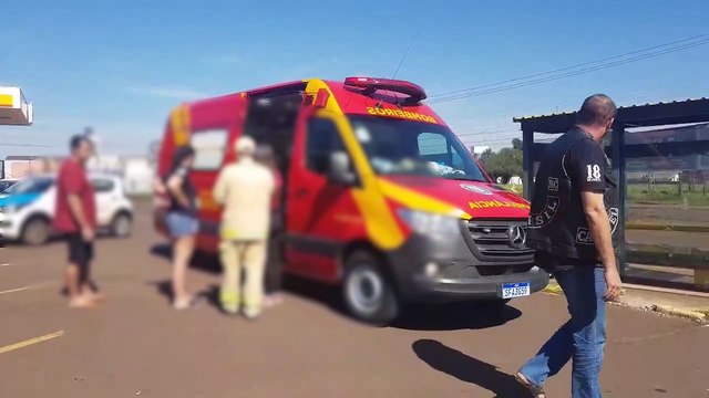 Piloto de moto é socorrido após colidir contra Prisma na Avenida Carlos Gomes