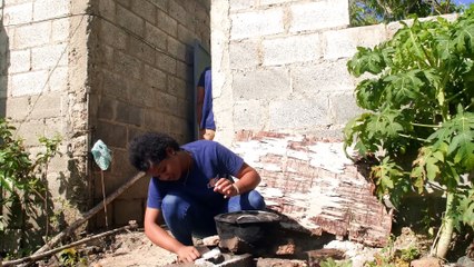 Su prima le consigue un trabajo pero esta la engaña con el pago y mira que pasó después