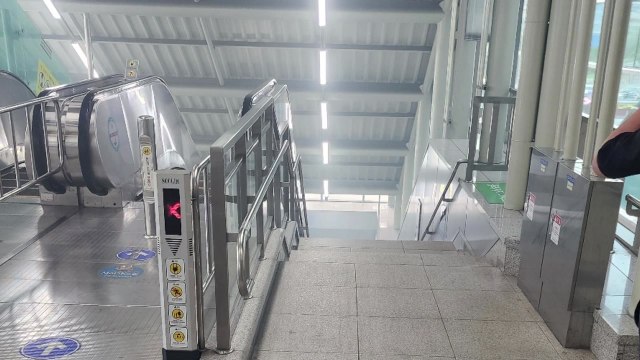 기흥역 연기 발생해 100여 명 대피...한때 무정차 통과 / YTN