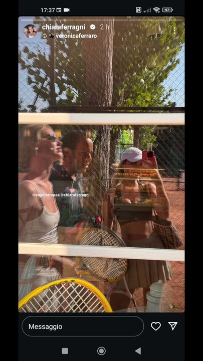 giocando a tennis