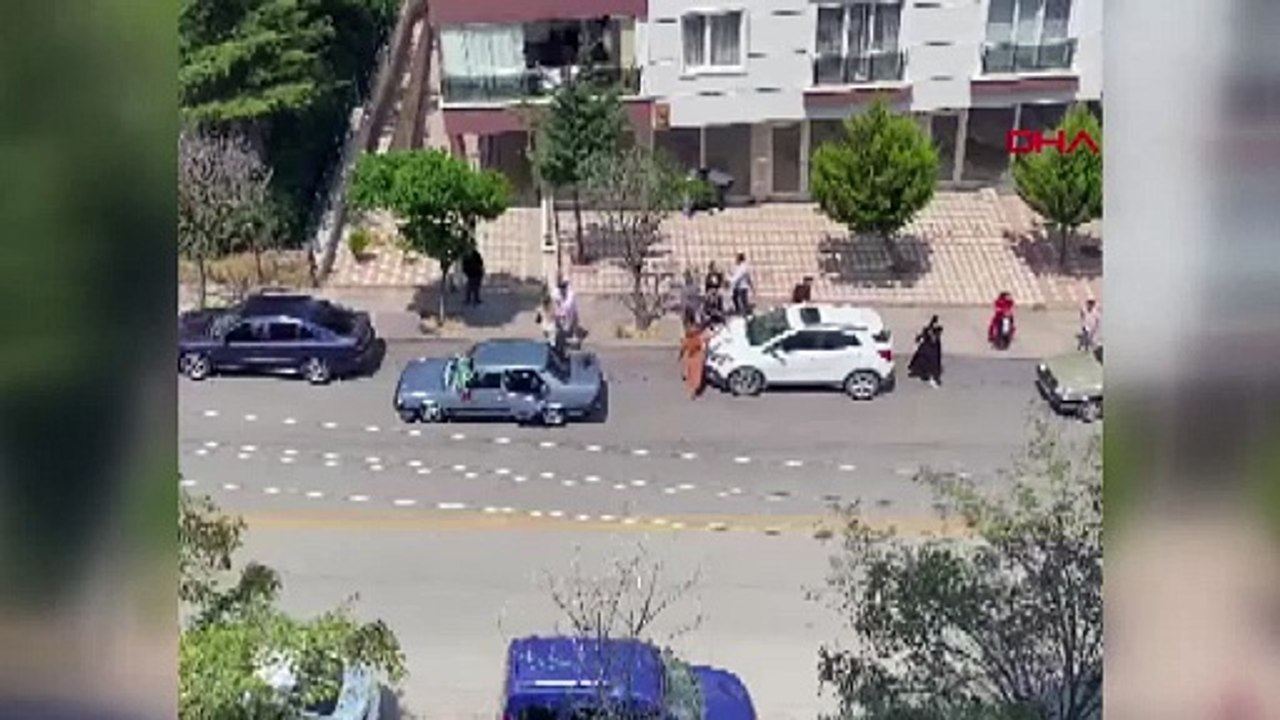 Düğün konvoyundakilerden, 'küfür' uyarısına silahlı ve taşlı saldırı kamerada