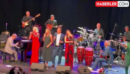 下载视频: Ekrem İmamoğlu ve Dilek İmamoğlu, Pink Martini Konserinde Şarkı Söyledi