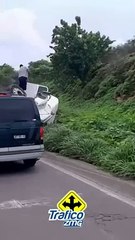 Un fuerte choque ocurrió sobre la carretera libre a Zapotlanejo, a la altura del Puente de Calderón