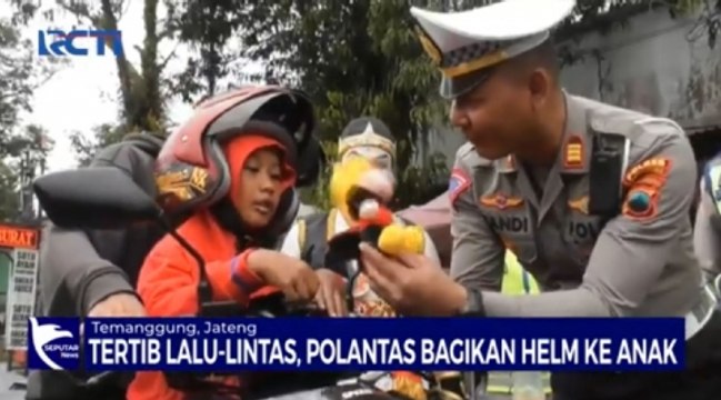 Operasi Keselamatan, Polantas Temanggung Bagikan Helm ke Anak-Anak