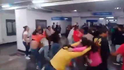 Video herunterladen: Metro CDMX: Vendedores ambulantes protagonizan pelea campal por espacios para sus ventas en la Línea 2