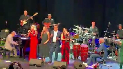 Pink Martini konserinde İmamoğlu sürprizi... Eşiyle sahnede dans etti...