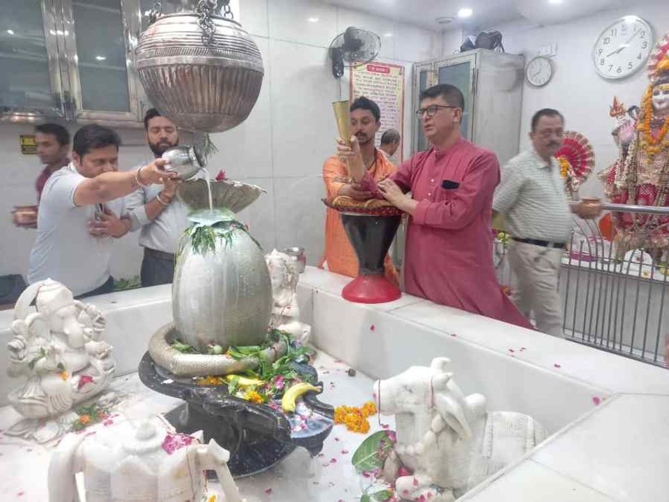 सावन सोमवार पर श्रद्धालु कर रहे भोलेनाथ का जलाभिषेक,तिलक नगर स्थित श्री सनातन सात मंज़िला में उमड़े भक्त