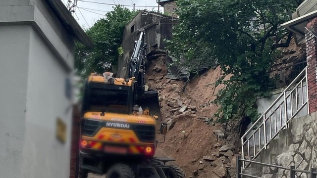 서울 성북구 옹벽 무너져...도시가스관 파손 / YTN