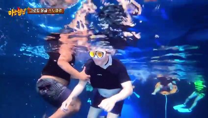 Kang Ho Dong trying to make "donut" in the water, Lee Jin Ho almost lose his pants